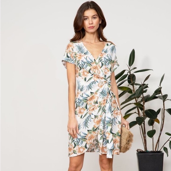 NWT Lucy Paris Tie Waist Wrap Dress White Floral Size Small - Picture 1 of 13